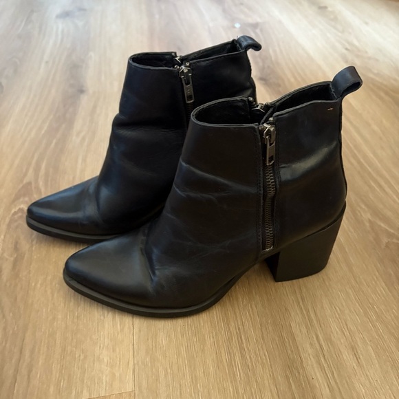 Steve Madden Portia Black Leather Ankle Boots – Size 9 minimalist, pointed toe, - Picture 2 of 6